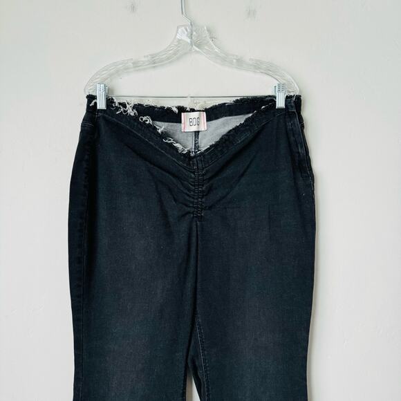 BDG Urban Outfitters Ruched Dipped Flare Jean
Women's 34 (18) - Picture 2 of 14